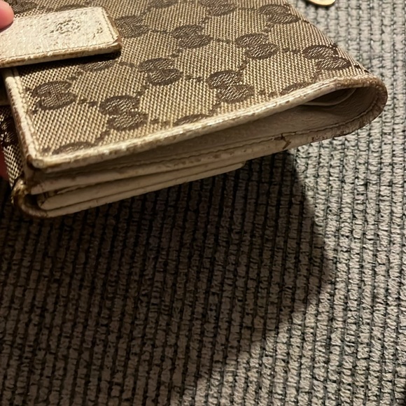GUCCI wallet with charm *** has flaws - Picture 5 of 17